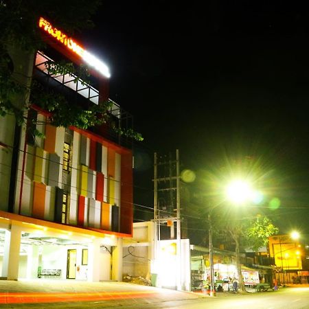Front One Hotel Tulungagung Zewnętrze zdjęcie