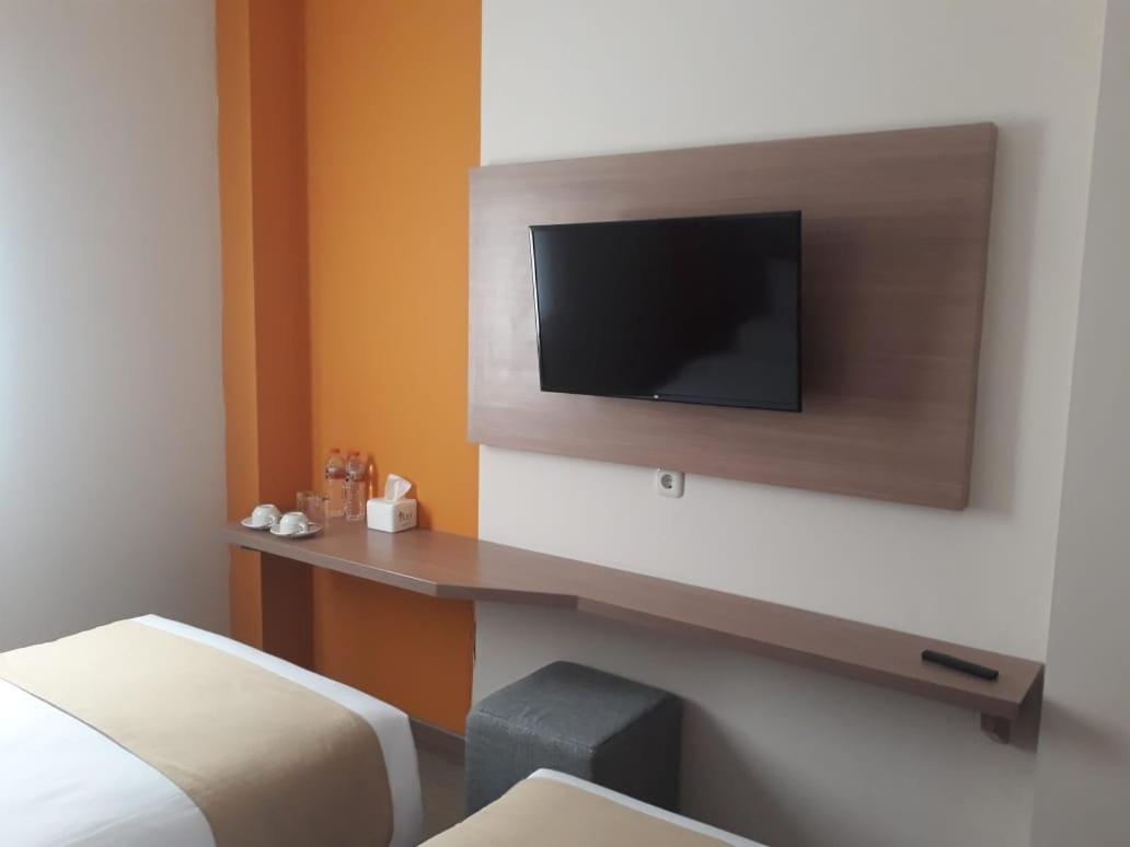 Front One Hotel Tulungagung Zewnętrze zdjęcie