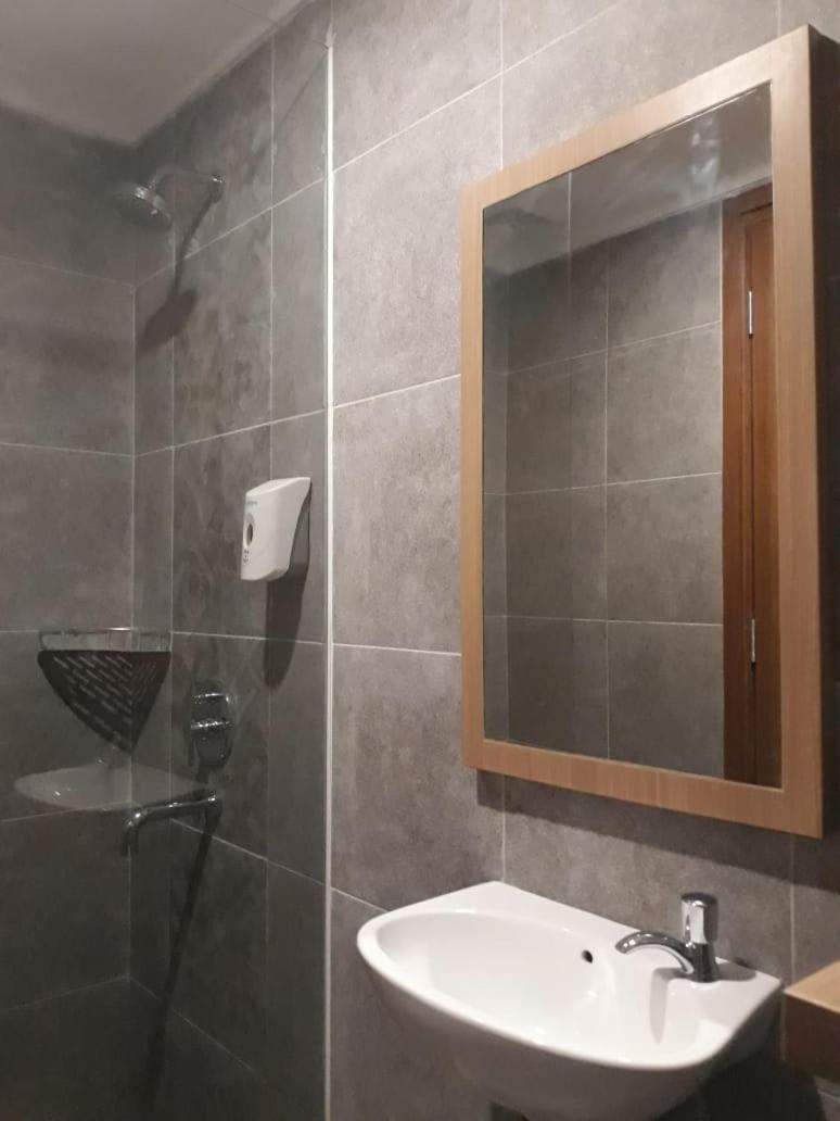 Front One Hotel Tulungagung Zewnętrze zdjęcie