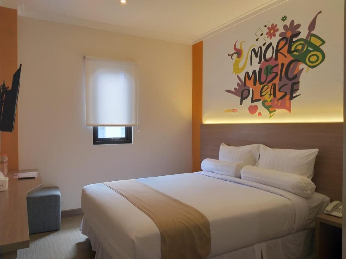 Front One Hotel Tulungagung Zewnętrze zdjęcie